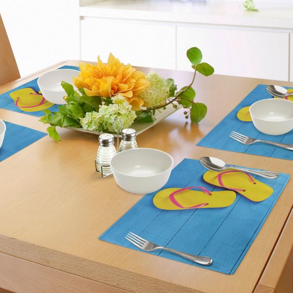 Abakuhaus Tovagliette Gialle E Blu, Infradito Su Un Molo Di Legno, Allegra Immagine Di Vacanza, Relax, Viaggio, Tiscjdeco In Tessuto Resistente Al Lavaggio Per Sala Da Pranzo E Cucina, Azzurro, Giallo, Rosa-image