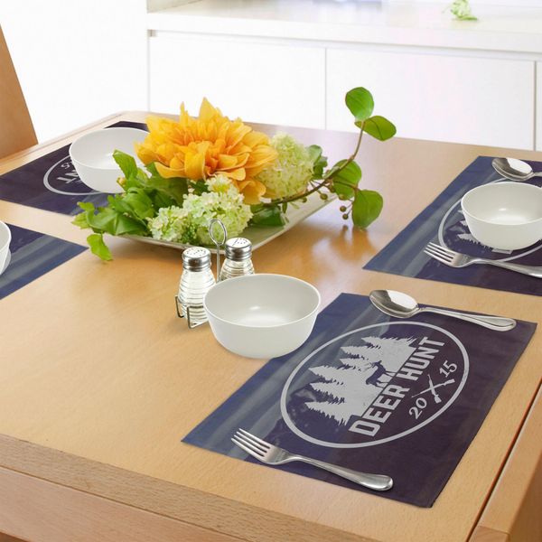 Tovagliette Da Caccia Abakuhaus, Disegno Con Emblema Deer Hunt, Pini Con Sagoma Di Corna, Snowy Mountains, Tiscjdeco In Tessuto Resistente Al Lavaggio Per Sala Da Pranzo E Cucina, Bianco, Marrone E Blu-image