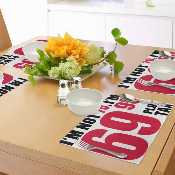 Abakuhaus 70° Compleanno Tovagliette, Slogan Divertente Come 69 Plus Citazione Fiscale-Compleanno-Anziani-Festa, Tessuto Lavabile E Resistente Al Lavaggio Per Sala Da Pranzo E Cucina, Corallo Scuro Bianco E Nero-image