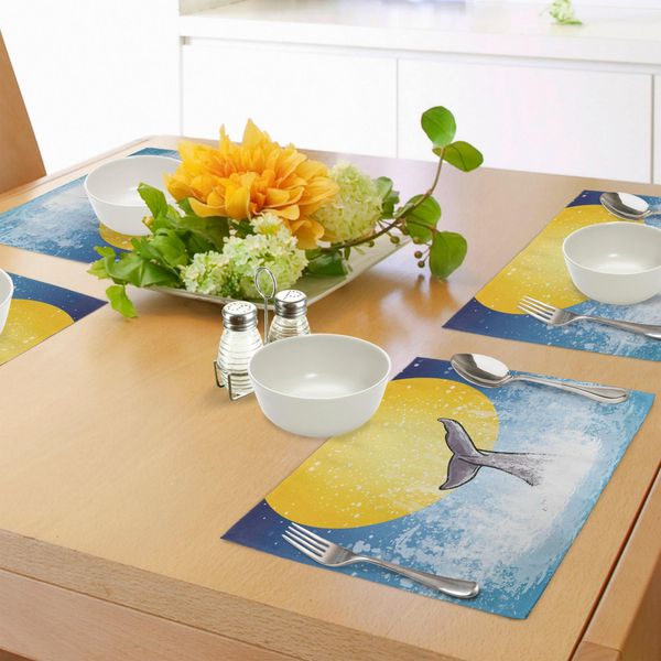 Tovagliette Abakuhaus Wal, Coda Di Balena Nell'oceano Con Luna Piena Che Si Immerge Nell'acqua, Stampa Con Animali Marini, Tiscjdeco In Tessuto Resistente Al Lavaggio Per Sala Da Pranzo E Cucina, Giallo Grigio Blu-image