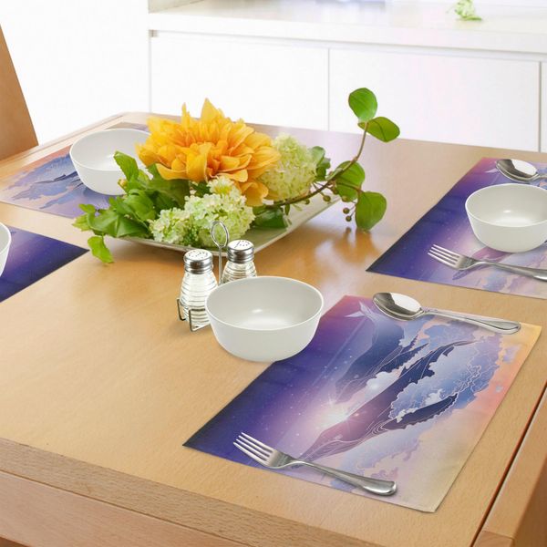 Tovagliette Abakuhaus Wal, Balene Che Volano Nel Cielo Notturno Da Sogno Con Un Magico Disegno Fantasy Di Nuvole E Acqua, Decorazioni Da Tavola In Tessuto Resistente Al Lavaggio Per La Sala Da Pranzo E La Cucina, Blu Scuro, Pesca, Lilla-image