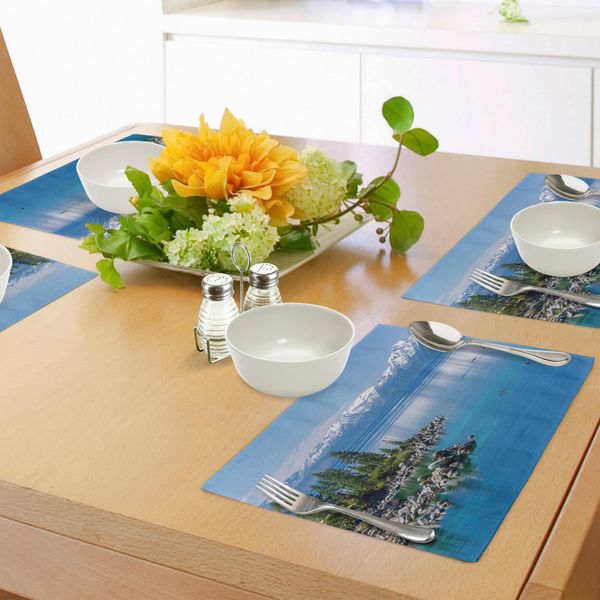 Abakuhaus Tovagliette Paesaggistiche, Acqua Blu Del Lago Tahoe Montagne Innevate Pini Rocce Rilassanti Riva, Tiscjdeco In Tessuto Resistente Ai Colori Per La Sala Da Pranzo E La Cucina, Azzurro Verde Grigio-image