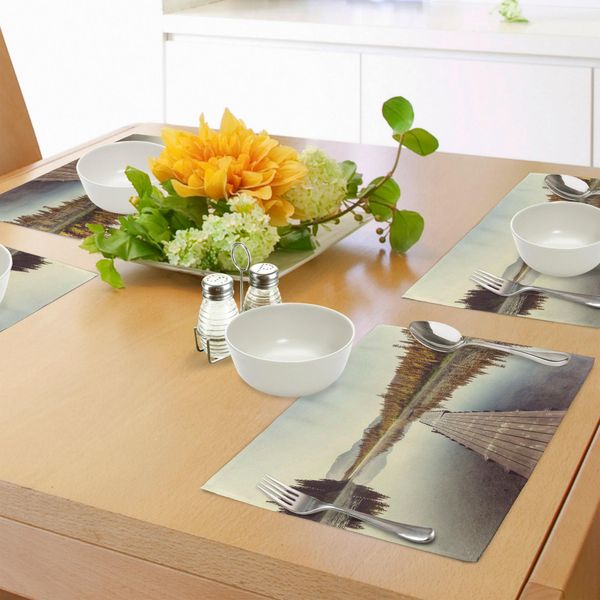 Abakuhaus Tovagliette, Molo Di Legno Sul Lago - Tranquilla Mattinata Nella Foresta, Immagine Rilassante Avvolta Dalla Nebbia, Tiscjdeco In Tessuto Resistente Ai Colori Per La Sala Da Pranzo E La Cucina, Multicolore-image