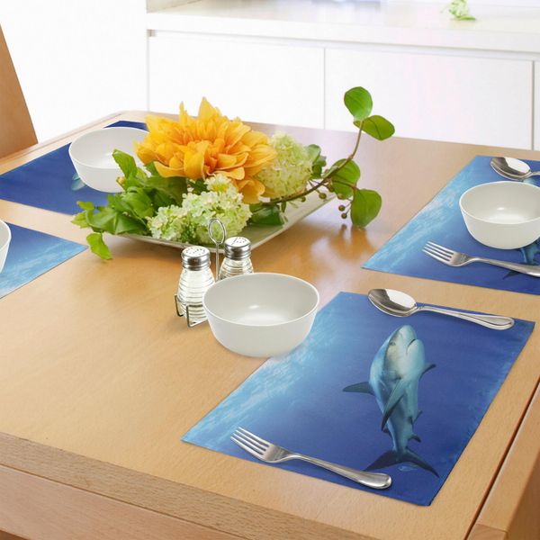 Tovagliette Abakuhaus Hai, Pesca Nelle Acque Esotiche Dell'oceano Con Immagini Surreali Dei Colori Del Mondo Sottomarino, Tiscjdeco In Tessuto Resistente Ai Colori Per La Sala Da Pranzo E La Cucina, Viola Blu Grigio-image