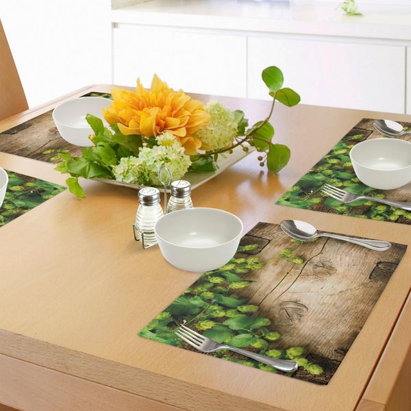 Tovagliette Abakuhaus Con Motivo Vegetale, Rametti Di Luppolo Su Una Vecchia Tavola Di Legno Rotta Luppolo Fresco Appena Raccolto, Stampa Digitale Su Tessuto Lavabile Decorazione Da Tavola Cucina, Verde Avocado Marrone-image