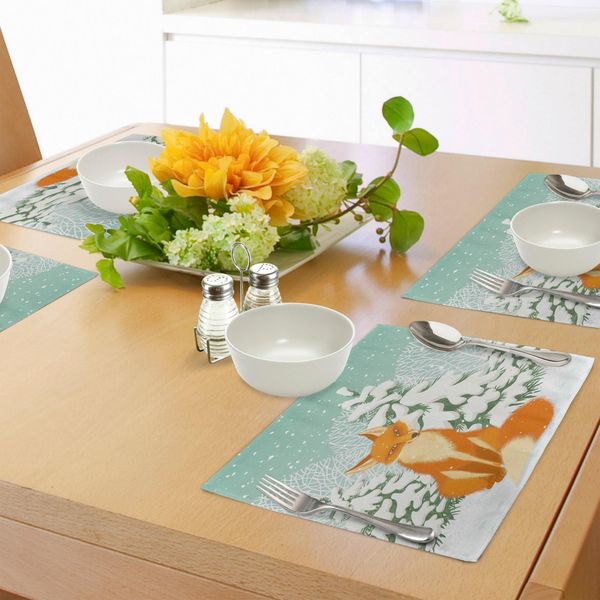 Tovagliette Abakuhaus Fuchs, La Volpe Rossa Seduta Nella Neve Invernale Della Foresta, Con Caricatura Natalizia Di Pino, Tiscjdeco In Tessuto Resistente Al Colore Per La Sala Da Pranzo E La Cucina, Verde Mandorla Arancione Bianco-image