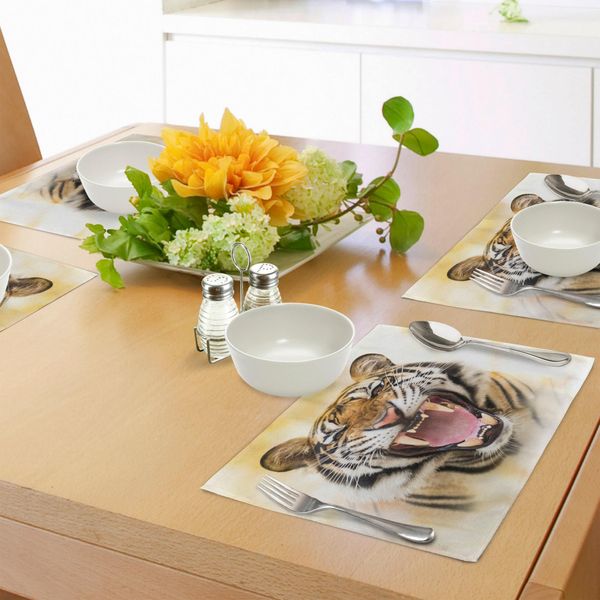 Tovagliette Abakuhaus Tiger, Giovane Panthera Tigris Altaica Che Ringhia In Modo Arrabbiato Ritratto Di Un Giovane Felino, Stampa Digitale Su Tessuto Lavabile Decorazione Da Tavola Cucina, Multicolore-image