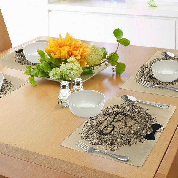 Tovagliette Indie Abakuhaus, Ritratto Del Personaggio Lion Con Occhiali E Papillon Hipster Smart Cool Dandy, Tiscjdeco In Tessuto Resistente Al Lavaggio Per La Sala Da Pranzo E La Cucina, Marrone Sabbia Giallo Nero-image