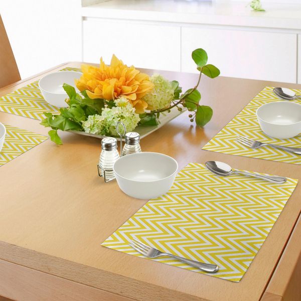 Abakuhaus Tovagliette Chevron Gialle, Sottili Strisce Chevron Gialle E Bianche, Motivo Retrò Dal Design Contemporaneo, Tiscjdeco In Tessuto Resistente Al Lavaggio Per La Sala Da Pranzo E La Cucina, Giallo Bianco-image