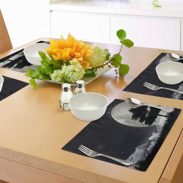 Tovagliette Abakuhaus Nacht, Silhouette Di Un Vecchio Albero Sullo Sfondo Di Un Fantastico Cielo Stellato Con Una Luna Gigante, Tiscjdeco In Tessuto Resistente Al Lavaggio Per La Sala Da Pranzo E La Cucina, Grigio Antracite Nero-image