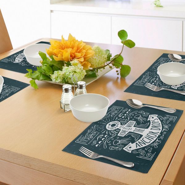 Abakuhaus Tovagliette Con Ancora, Adesivo Hippie Disegnato A Mano Con Un'ancora E Scritta Su Sfondo Sporco, Decorazione Da Tavola In Tessuto Resistente Al Lavaggio Per La Sala Da Pranzo E La Cucina, Blu Scuro E Bianco.-image