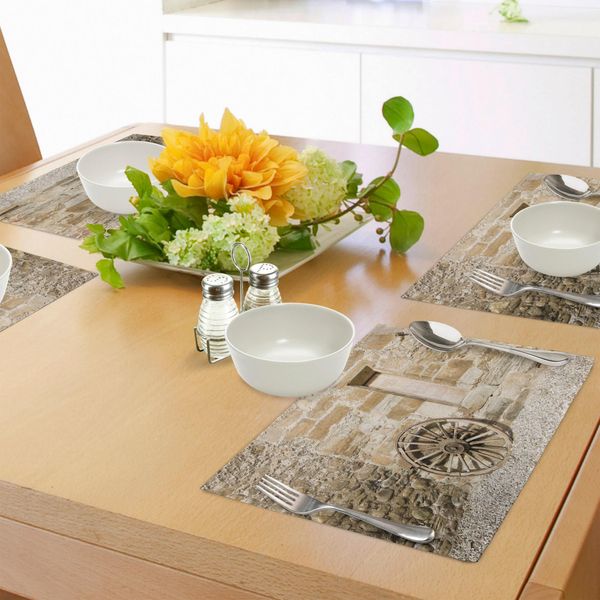Abakuhaus Tovagliette In Legno Con Motivo A Ruota Di Carro, Vecchia Facciata Rurale Con Ruota Tradizionale, Tiscjdeco In Tessuto Resistente Al Colore Per La Sala Da Pranzo E La Cucina, Marrone Chiaro-image