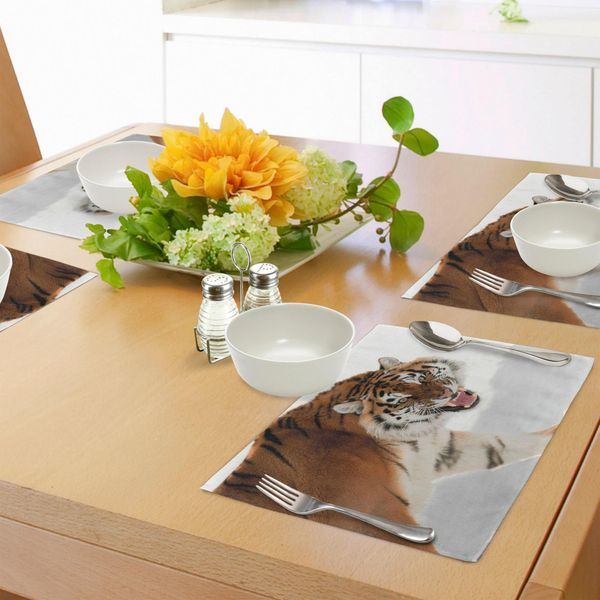 Tovagliette Abakuhaus Tiger, Panthera Tigris Altaica Immagine Ravvicinata Con Sfondo Innevato Foto Angry Hunter, Tiscjdeco In Tessuto Resistente Ai Colori Per La Sala Da Pranzo E La Cucina, Marrone Chiaro-image