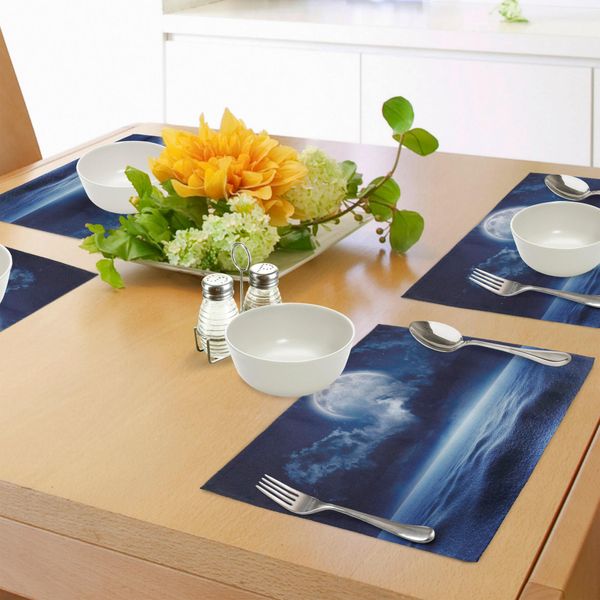 Tovagliette Abakuhaus Luna, Luna Piena Con Mare Calmo E Nuvole, Disegno Naturale, Cielo Notturno Invernale Freddo, Tiscjdeco In Tessuto Resistente Al Lavaggio Per Sala Da Pranzo E Cucina, Blu Navy E Bianco.-image