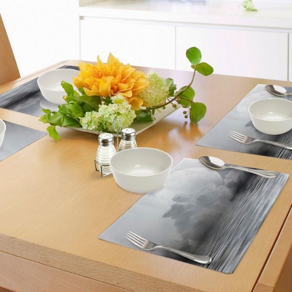 Tovagliette Abakuhaus Mond, Misty Air Nell'oceano Immagine Monocromatica Con Immagini Naturali Della Luna Piena, Tiscjdeco In Tessuto Resistente Al Lavaggio Per La Sala Da Pranzo E La Cucina, Grigio Chiaro Bianco Nero-image