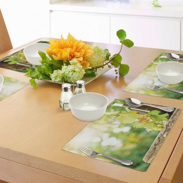 Tovagliette Abakuhaus, Bottiglia Di Vino Bianco, Bicchiere, Vite Giovane E Grappolo D'uva Nella Primavera Verde, Tiscjdeco In Tessuto Resistente Al Colore Per La Sala Da Pranzo E La Cucina, Verde Chiaro, Giallo, Marrone-image