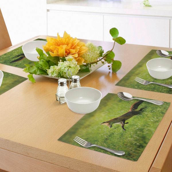 Tovagliette Abakuhaus Con Volpe, Volpe Rossa Che Salta, Che Corre Veloce Sull'erba Verde Fresca, Cane Selvatico Intelligente, Tiscjdeco In Tessuto Resistente Al Lavaggio Per La Sala Da Pranzo E La Cucina, Verde Marrone-image