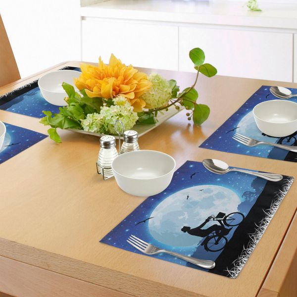Tovagliette Abakuhaus Luna, Disegno Paesaggistico Con Silhouette Di Una Persona Che Va In Bicicletta Di Notte, Tiscjdeco In Tessuto Resistente Al Lavaggio Per La Sala Da Pranzo E La Cucina, Bianco, Nero, Blu-image