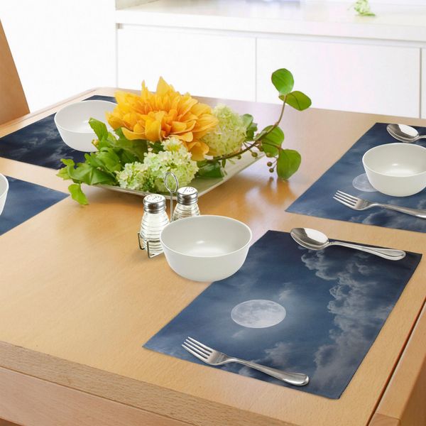 Tovagliette Abakuhaus Luna, Cielo Notturno Con Luna Piena E Nuvole Fotografia Naturalistica Immagine Ispirata Allo Spazio Stampa, Tiscjdeco In Tessuto Resistente Al Lavaggio Per Sala Da Pranzo E Cucina, Blu Scuro E Bianco-image