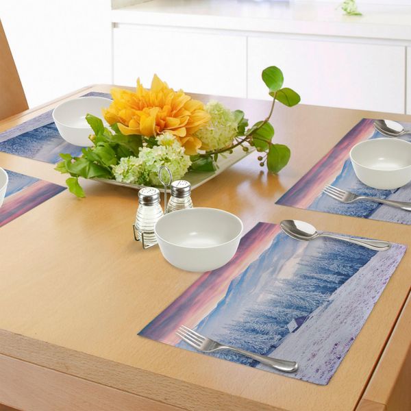Tovagliette Abakuhaus Winter, Tranquillo Paesaggio Panoramico Dell'alba Nei Carpazi, Tiscjdeco In Tessuto Resistente Al Lavaggio Per La Sala Da Pranzo E La Cucina, Bianco Rosa Blu-image