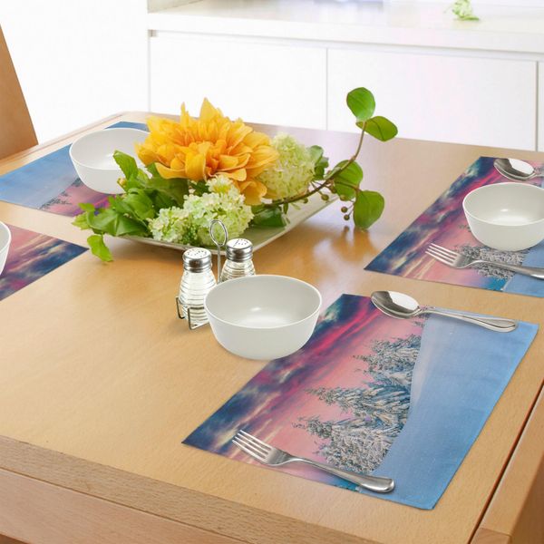 Tovagliette Abakuhaus Winter, Paesaggio Idilliaco Con Montagne Innevate, Boschi Di Pini, Cielo Maestoso, Tiscjdeco In Tessuto Resistente Ai Colori Per La Sala Da Pranzo E La Cucina, Crema Rosa Blu-image