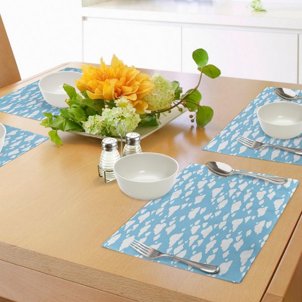 Tovagliette Abakuhaus Blu, Motivo Chiaro Cielo Estivo Con Nuvole Su Sfondo Punteggiato, Design Caricaturale Scherzoso, Tiscjdeco In Tessuto Resistente Al Lavaggio Per Sala Da Pranzo E Cucina, Azzurro Cielo Bianco-image