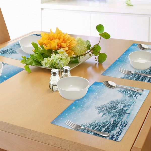 Tovagliette Invernali Abakuhaus, Abeti Innevati Su Montagne Innevate, Boschi Artici, Tranquilli Spazi All'aperto, Tiscjdeco In Tessuto Resistente Al Lavaggio Per La Sala Da Pranzo E La Cucina, Bianco E Blu-image