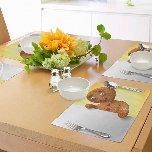 Tovagliette Abakuhaus Con Omino Di Pan Di Zenzero, Figura Di Omino Di Pan Di Zenzero Che Tiene In Mano Un Cartello Bianco Con Una Divertente Stampa Natalizia, Decorazione Da Tavola In Tessuto Resistente Al Lavaggio Per La Sala Da Pranzo E La Cucina, Multicolore-image