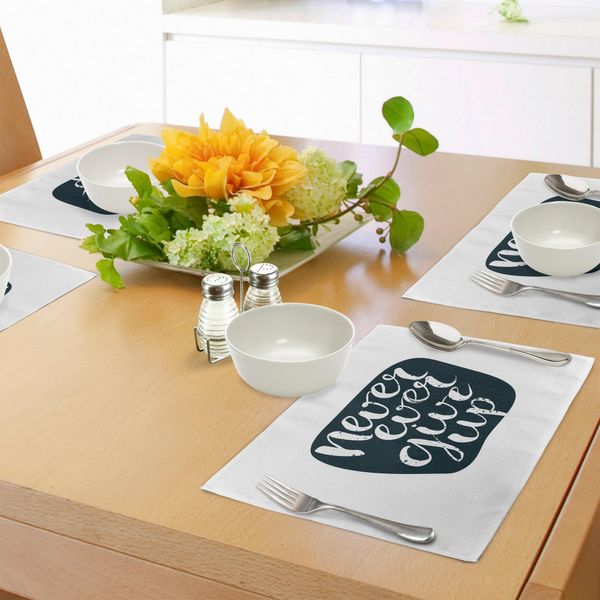 Abakuhaus Tovagliette Motivazionali, Non Mollare Mai, Citazione Con Tipografia Grunge Grezza E Arte Calligrafica, Tiscjdeco In Tessuto Resistente Al Lavaggio Per La Sala Da Pranzo E La Cucina, Blu Scuro E Bianco-image