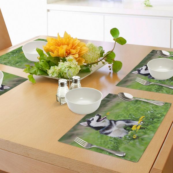 Abakuhaus Tovagliette Malamute Dell'alaska, Cucciolo Che Gioca All'aperto Sull'erba Verde Dei Prati Primaverili, Vita Nella Natura, Tiscjdeco In Tessuto Resistente Al Lavaggio Per La Sala Da Pranzo E La Cucina, Multicolore-image