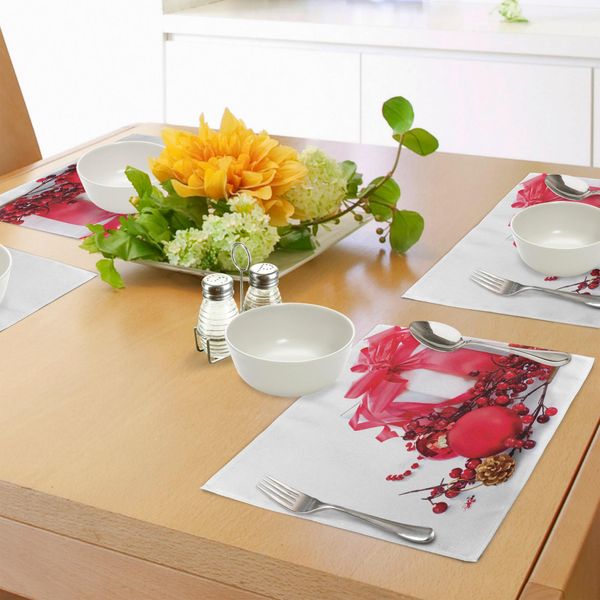 Tovagliette Natalizie Abakuhaus, Scatola Di Capodanno Con Bacche, Pigne E Palline A Tema Fine Anno, Decorazioni Da Tavola In Tessuto Resistente Al Lavaggio Per La Sala Da Pranzo E La Cucina, Corallo Scuro E Bianco.-image