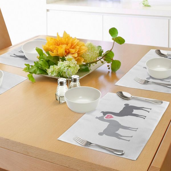 Abakuhaus Tovagliette Flamme, Due Animali Innamorati Con Un Cuore Tra Loro, Citazione Llove, Animali In Scala Di Grigi, Tiscjdeco In Tessuto Resistente Ai Colori Per La Sala Da Pranzo E La Cucina, Grigio-image
