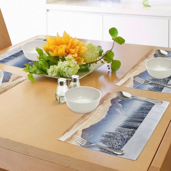 Tovagliette Invernali Abakuhaus, Fantastica Fotografia Paesaggistica Delle Snowy Mountains Con Pini E Nebbia, Tiscjdeco In Tessuto Resistente Ai Colori Per La Sala Da Pranzo E La Cucina, Caramello Bianco Nero-image