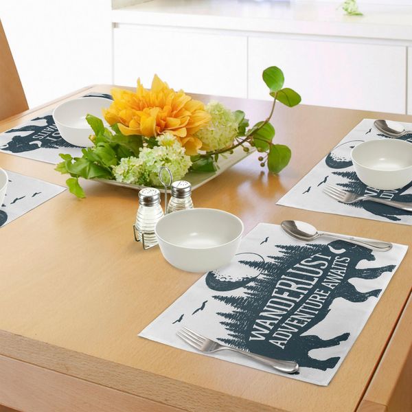 Tovagliette Abakuhaus Adventure, Scritta Buffalo Wanderlust Disegnata A Mano, Tema Viaggio Foresta E Luna, Decorazione Da Tavola In Tessuto Resistente Al Lavaggio Per Sala Da Pranzo E Cucina, Blu Petrolio Scuro E Bianco.-image