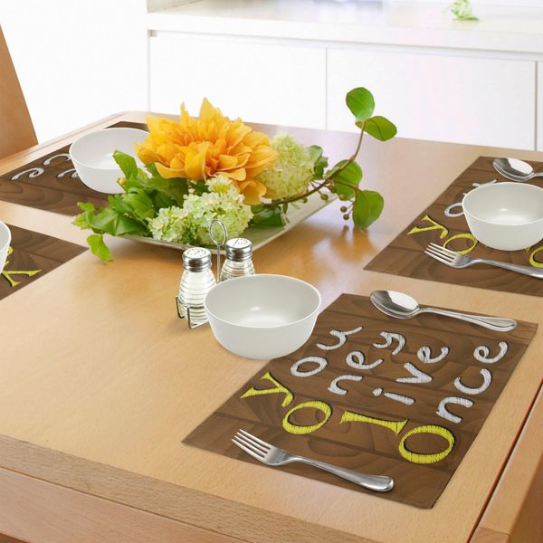 Tovagliette Abakuhaus Yolo, Sfondo Rustico In Legno In Stile Caricaturale Con Slogan Significativo E Toccante, Stampa Digitale Su Tessuto Lavabile, Decorazione Da Tavola Per La Cucina, Giallo, Bianco E Marrone.-image