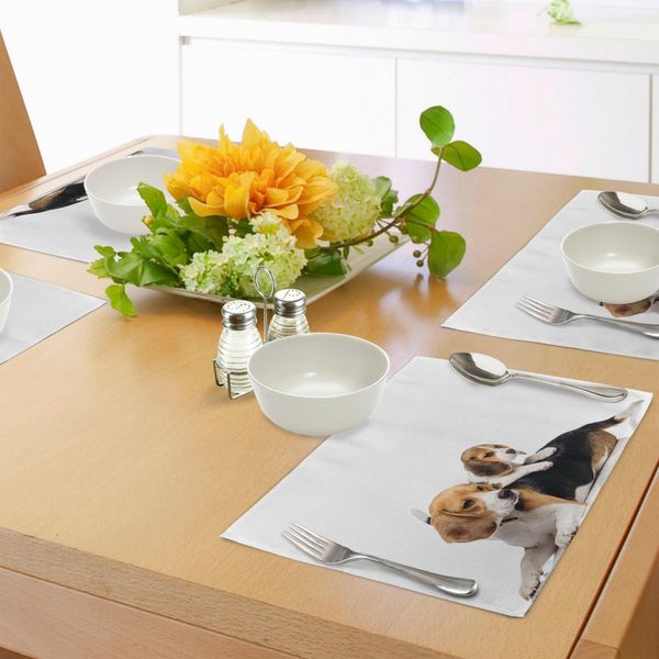 Tovagliette Abakuhaus Beagle, Simpatica Famiglia Con Mamma E Cucciolo - Fotografia Di Animali Domestici, Decorazione Da Tavola In Tessuto Resistente Al Lavaggio Per Sala Da Pranzo E Cucina, Color Caramello Chiaro, Bianco E Nero.-image