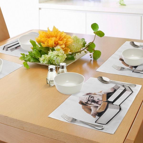 Abakuhaus Tovagliette Bulldog Inglese, Bulldog Di Razza Pura Con Bicchieri E Libri, Animale Laborioso, Tiscjdeco In Tessuto Resistente Al Lavaggio Per La Sala Da Pranzo E La Cucina, Marrone Chiaro Bianco Nero-image