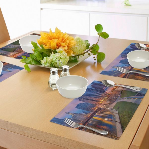 Tovagliette Abakuhaus Chicago Skyline, Panorama Urbano - Scene Cittadine - Zona Costiera Illuminata Al Crepuscolo - Immagine Blu - Tiscjdeco In Tessuto Resistente Al Lavaggio Per La Sala Da Pranzo E La Cucina, Multicolore-image