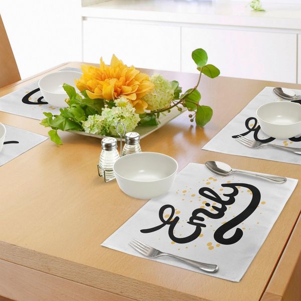 Tovagliette Abakuhaus Emily, Disegnate A Mano, Font Corsivo Monocromatico, Design Calligrafico Moderno, Tiscjdeco In Tessuto Resistente Al Lavaggio Per La Sala Da Pranzo E La Cucina, Senape, Bianco E Nero.-image