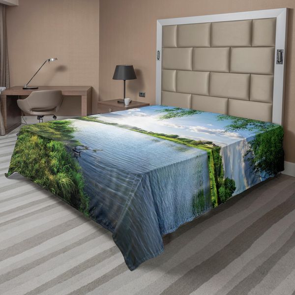 Abakuhaus Lenzuolo Naturale, Giornata Di Sole Su Un Tranquillo Fiume In Estate Sunshines Green Grass All'aperto, Morbido E Confortevole Lenzuolo Superiore Per Un Letto Decorativo 1 Pezzo 244 Cm X 205 Cm, Verde Felce Azzurro Cielo-image