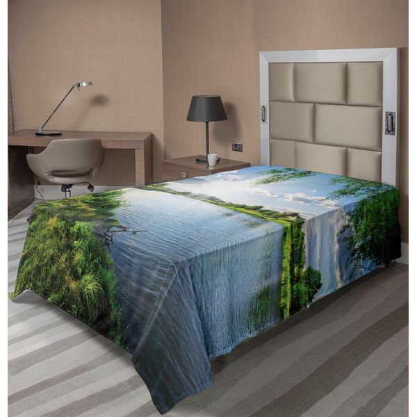 Abakuhaus Lenzuolo Naturale, Giornata Di Sole Su Un Tranquillo Fiume In Estate Sunshines Green Grass Fuori, Morbido E Confortevole Lenzuolo Superiore Per Un Letto Decorativo 1 Pezzo 190 Cm X 100 Cm, Verde Felce Azzurro Cielo-image