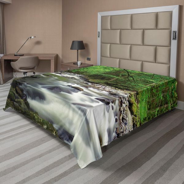 Abakuhaus Lenzuolo Da Letto Bosco, Rushing Riverbed Con Rocce Alberi Montagne Rami Arbusti Paesaggio Naturale, Lenzuolo Morbido E Confortevole Per Un Letto Decorativo 1 Pezzo 260 Cm X 228 Cm, Verde Bianco Grigio-image