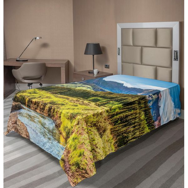 Abakuhaus Lenzuolo Paesaggio, Mountain Vista Thick Wald Trees Fiume Di Montagna Erba Cielo Nuvoloso Valle, Morbido E Confortevole Lenzuolo Superiore Per Un Letto Decorativo 1 Pezzo 260 Cm X 168 Cm, Multicolore-image
