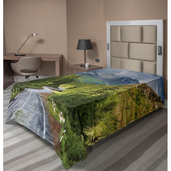 Abakuhaus Lenzuolo Da Letto Bosco, Paesaggio Montano Strada Cielo Nuvoloso Pini Bosco Estate Giornata Piovosa Scena, Morbido E Confortevole Lenzuolo Superiore Per Un Letto Decorativo 1 Pezzo 190 Cm X 100 Cm, Marrone Verde Grigio-image