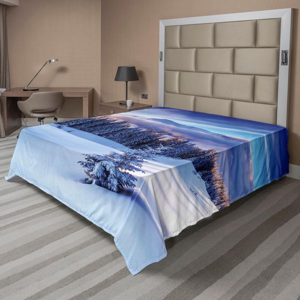 Abakuhaus Lenzuolo Invernale, Paesaggio Invernale Surreale Con Alte Cime Montuose E Conifere Innevate, Morbido E Confortevole Lenzuolo Superiore Per Un Letto Decorativo 1 Pezzo 275 Cm X 260 Cm, Blu Bianco-image