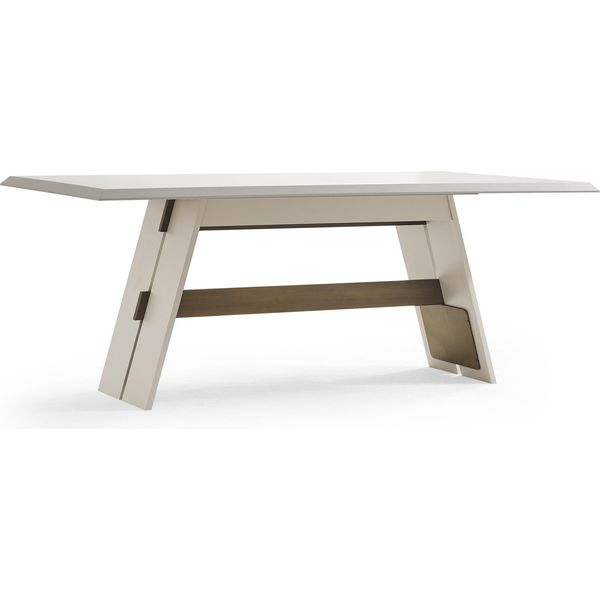 Elegante Tavolo Da Pranzo In Legno Di Colore Beige Per Zone Pranzo Di Classe-image