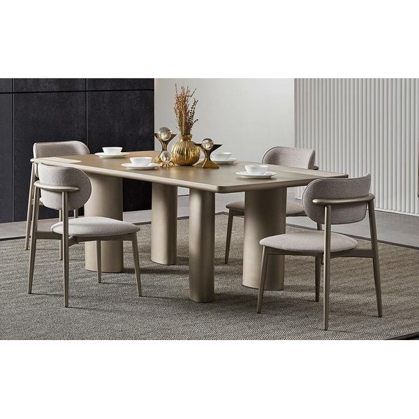 Elegante Tavolo Da Pranzo Beige Con Gambe In Legno E 4 Sedie In Tessuto-image