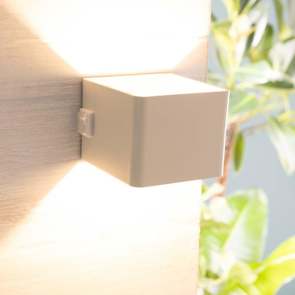 Brillante Applique Led Portatile Bianca Iseo Per Esterni | 300 Lm 3000 K | Ricaricabile Via Usb | Rilevatore Di Movimento-image