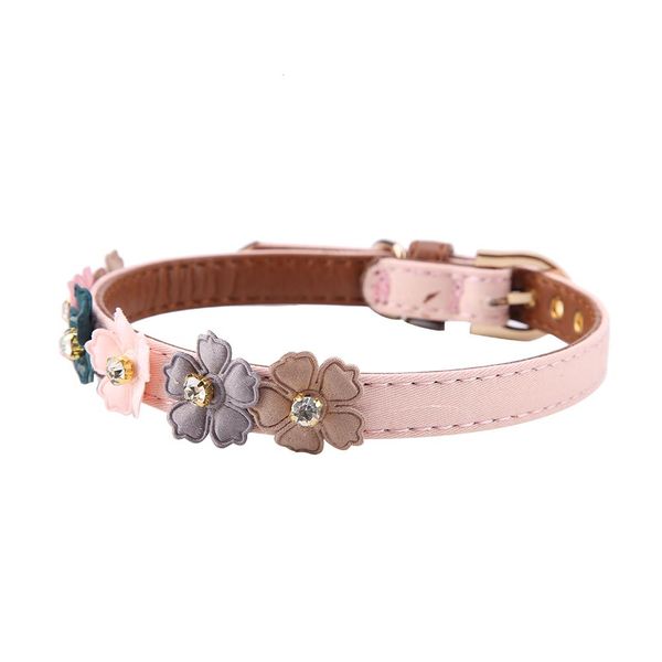 Collare Di Gatto Dell'animale Domestico, Collare Del Cane, Papillon Regolabile Del Cane Del Gatto, Fiori Con Il Papillon Del Diamante, Papillon Del Cane Del Cuoio Dell'unità Di Elaborazione-image