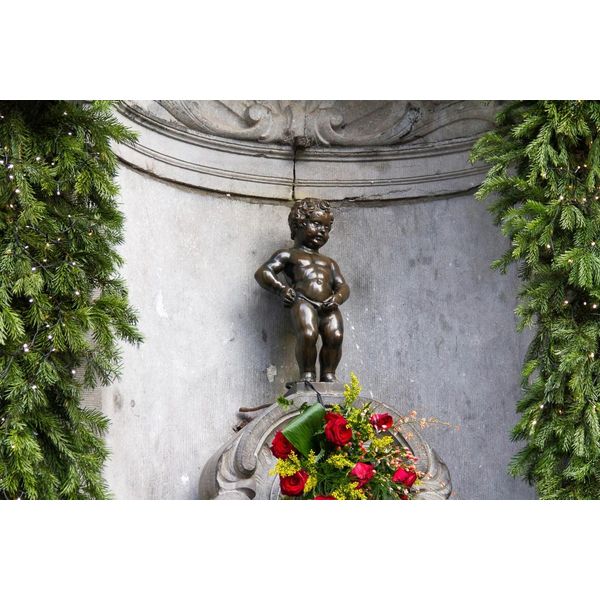 Fototapete Papermoon "Brunnen Mit Figur", Bunt, B:3,5M L:2,6M, Vlies, Tapeten-image